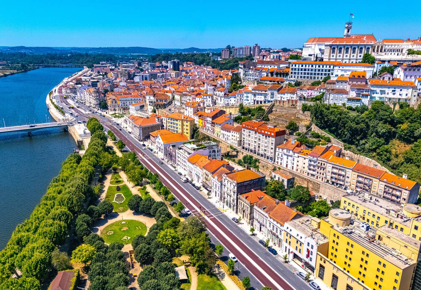 A cidade de Coimbra sobre o rio Mondego, Portugal