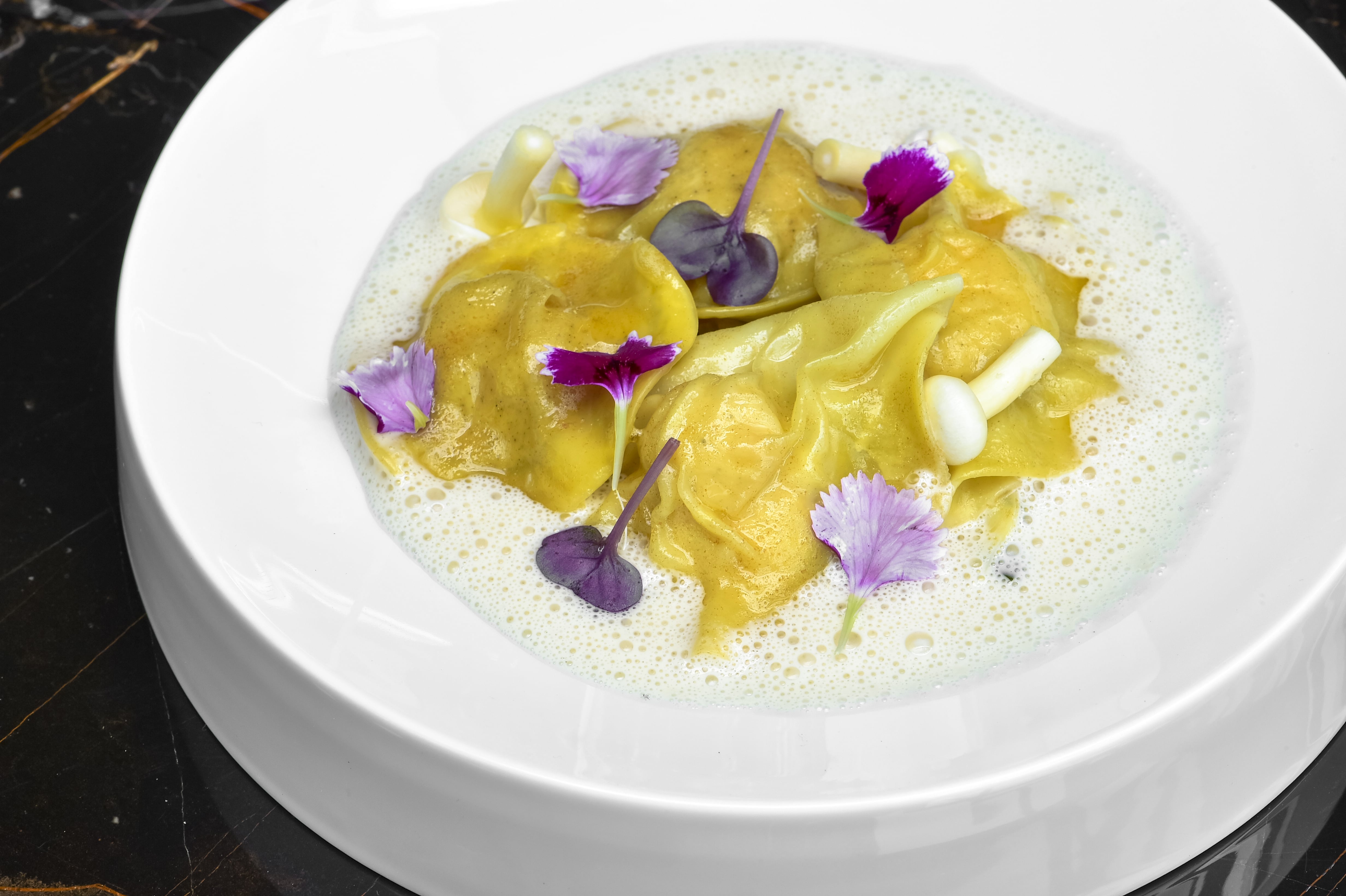 Porto Palácio_HUB Gastrobar_Raviolis de Camarão, Legumes e Coco