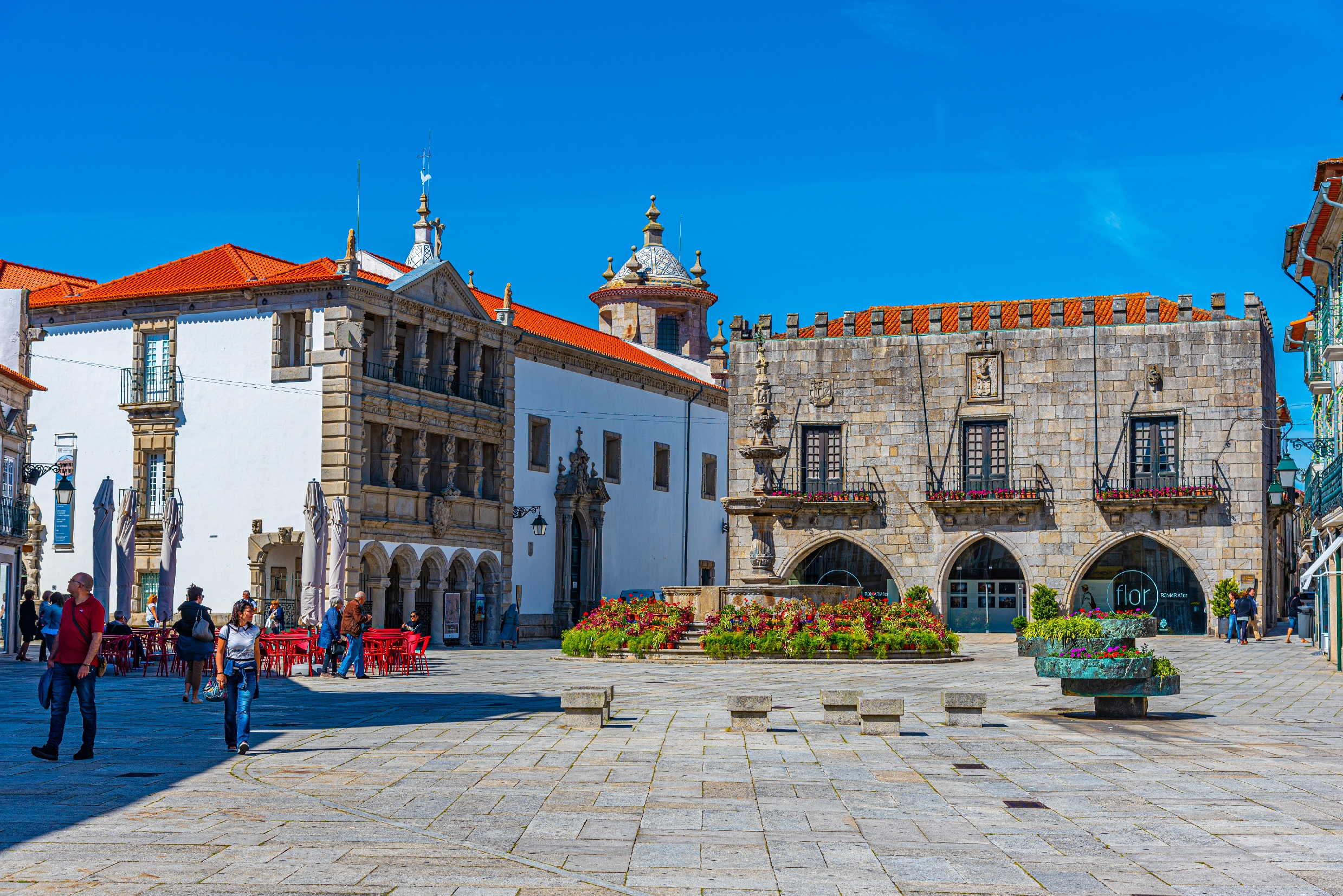 Praça da República no centro histórico de Viana do Castelo, com o chafariz e edifícios históricos no coração da cidade