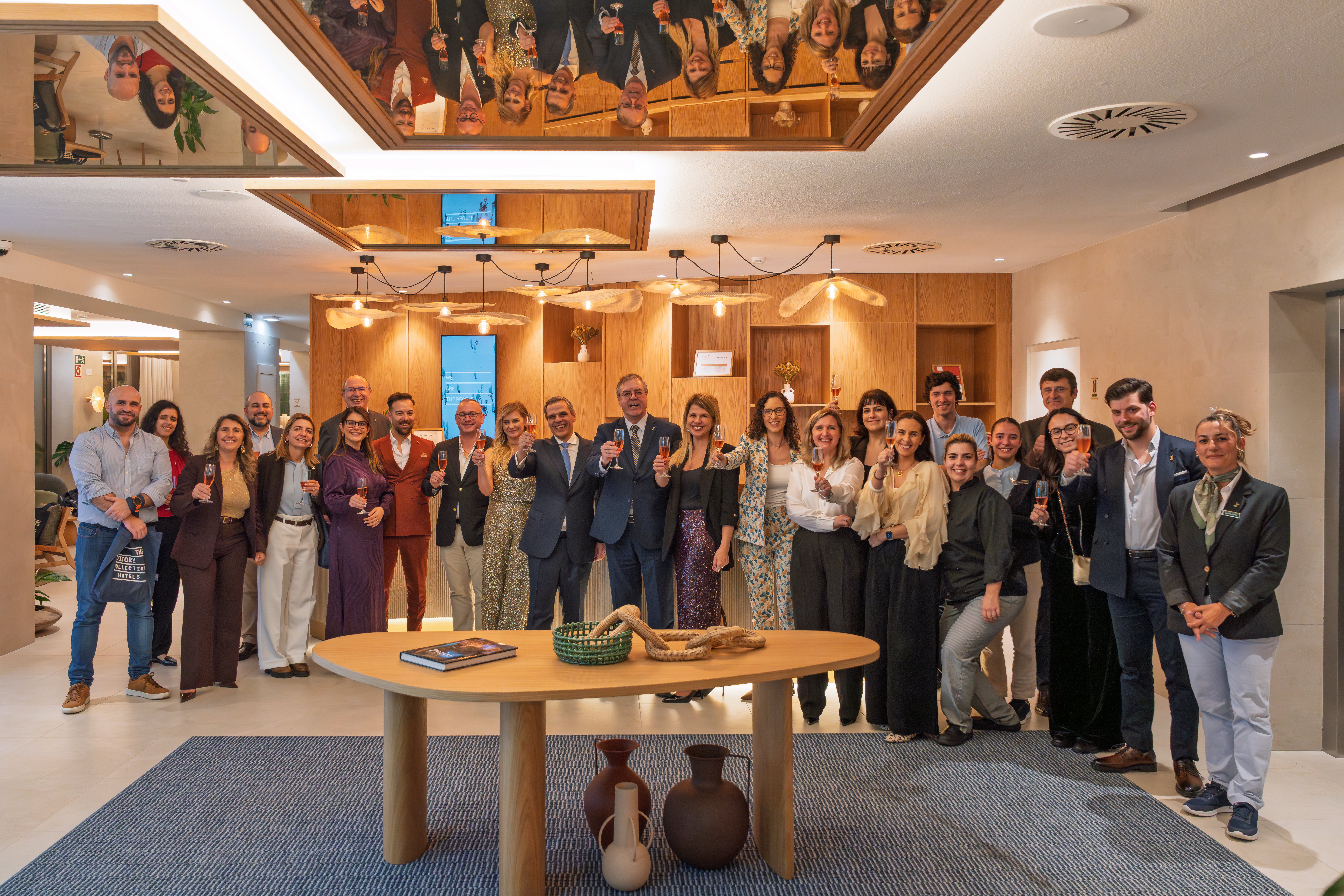 Equipa e convidados brindam durante a inauguração do The Editory Ocean Way Funchal, no lobby do hotel.