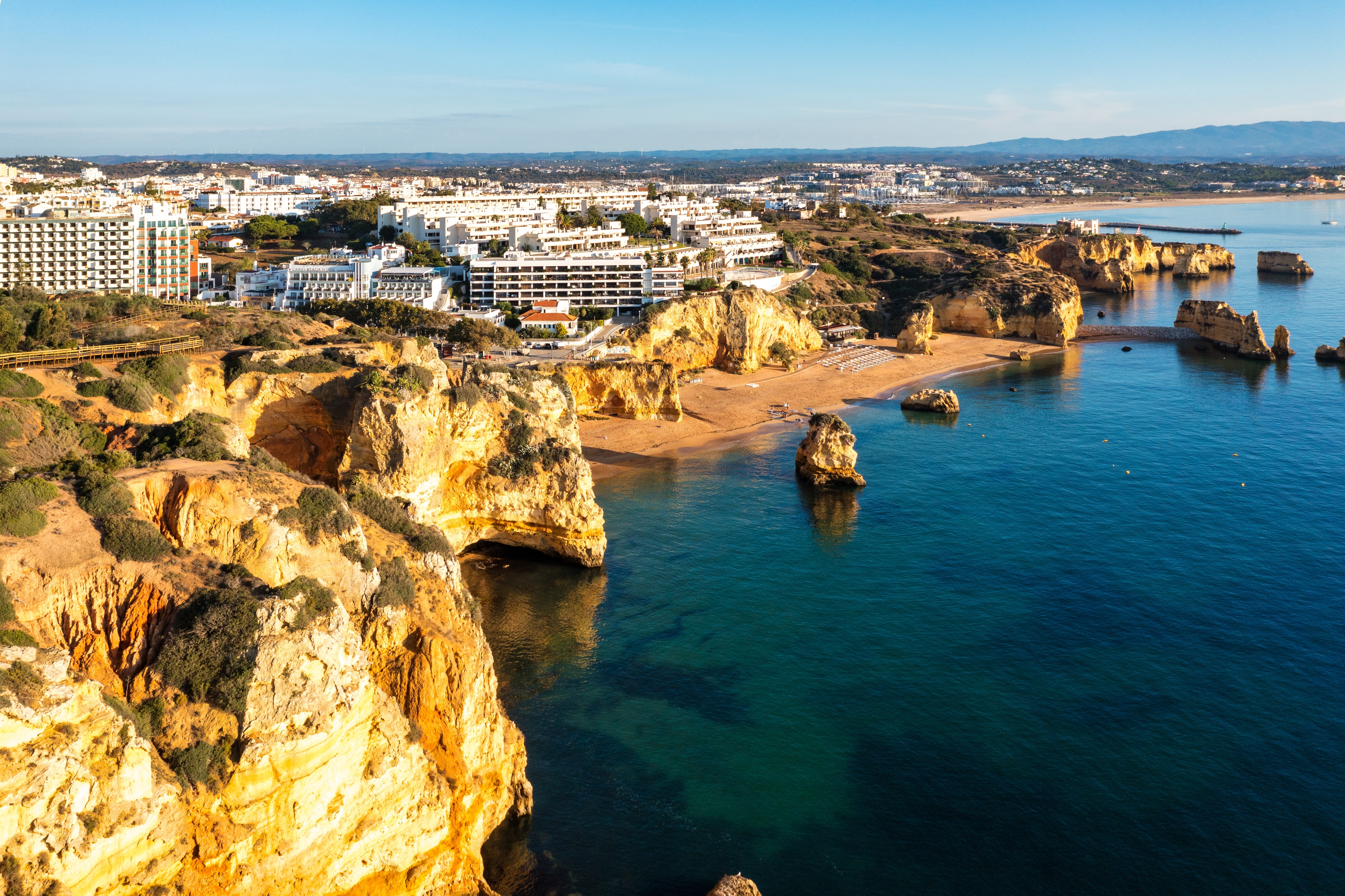 Praia de Ana com água do mar turquesa e falésias, Portugal. Bela Praia Dona Ana (Praia Dona Ana) em Lagos, Algarve, Portugal. Praia de Dona Ana em Lagos no Algarve, Portugal.